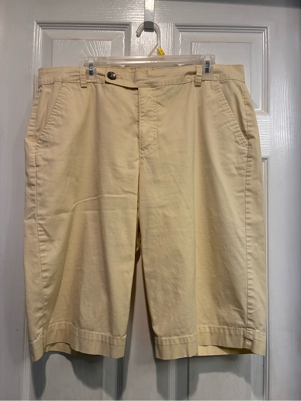 Bandolino Pale Yellow Flat-Front Cotton Chino Capri Pants